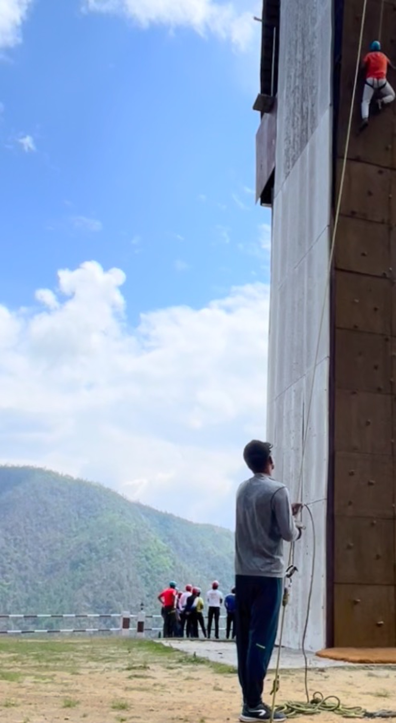 Climbing test at the NIMAS wall